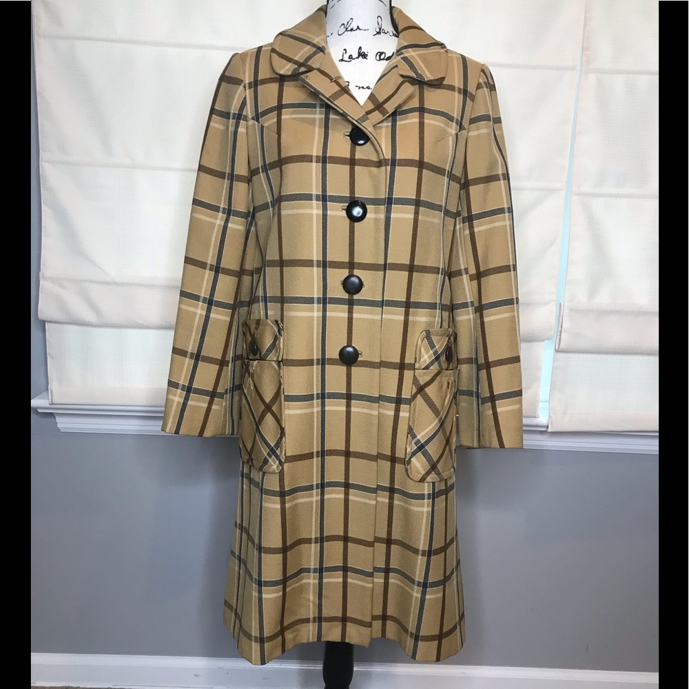 Chic Vintage coat! 4 button down front w/pockets